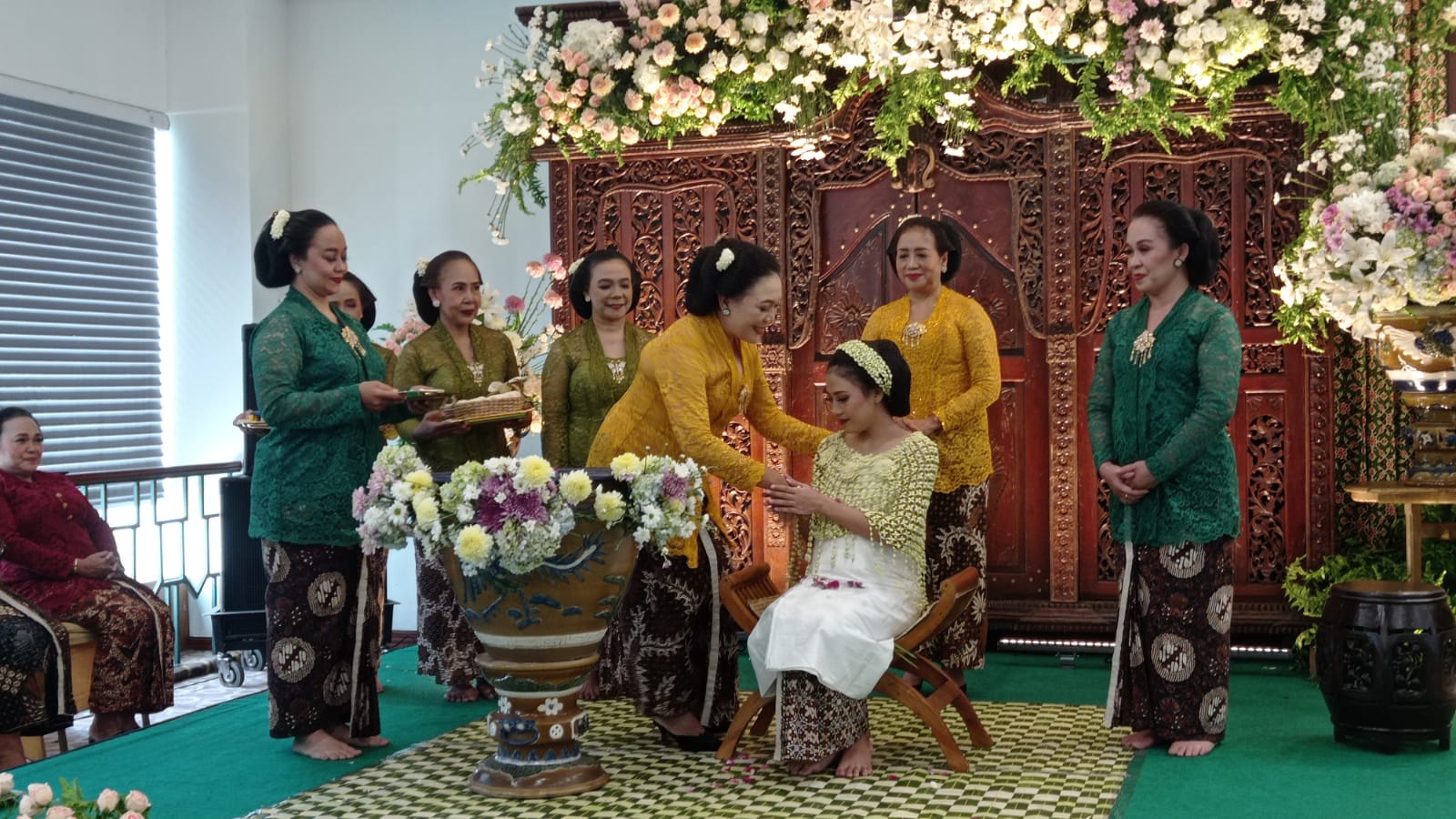 SIRAMAN: Calon ibu mengikuti proses siraman sebagai abgaindari upacara adat mitoni yang digelar Kundha Kabudayan Kota Jogja.