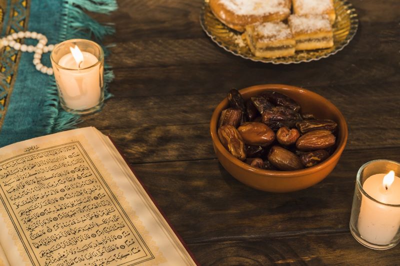 Illustrasi tunaikan puasa qadha Ramadhan dengan berbuka manis.