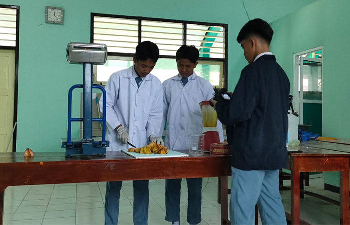 INOVATIF: Pelajar MAN 2 Kebumen membuat inovasi energi terbarukan dari limbah belimbing dan kotoran sapi.