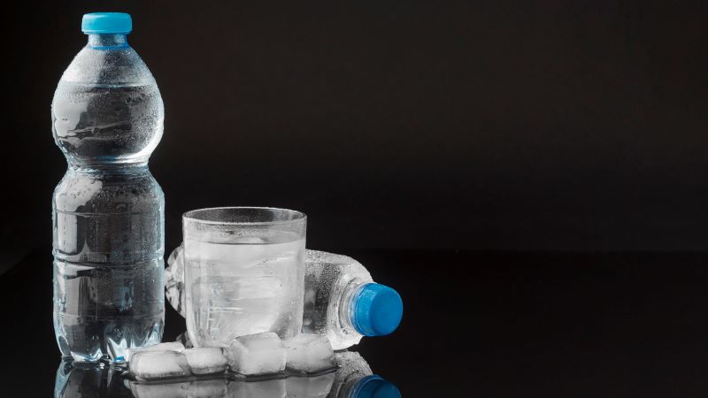 Ilustrasi botol mineral.