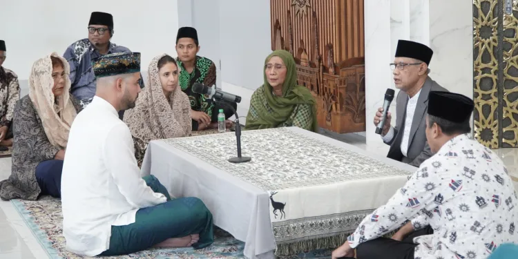 Masjid Husnul Khotimah, Peleman, Tamantirto, Kasihan, Bantul dipilih menjadi tempat Ikrar Syahadat Geoffrey Alain Gerald, yang dibimbing Ketua Umum PP Muhammadiyah Haedar Nasir