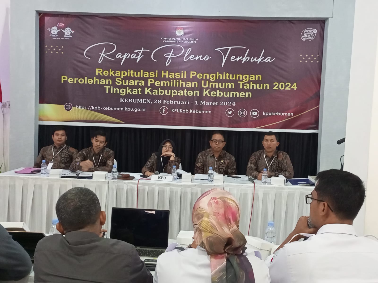 TAHAPAN PEMILU : KPU Kebumen menggelar rapat pleno terbuka rekapitulasi hasil perolehan suara Pemilu 2024 tingkat kabupaten.