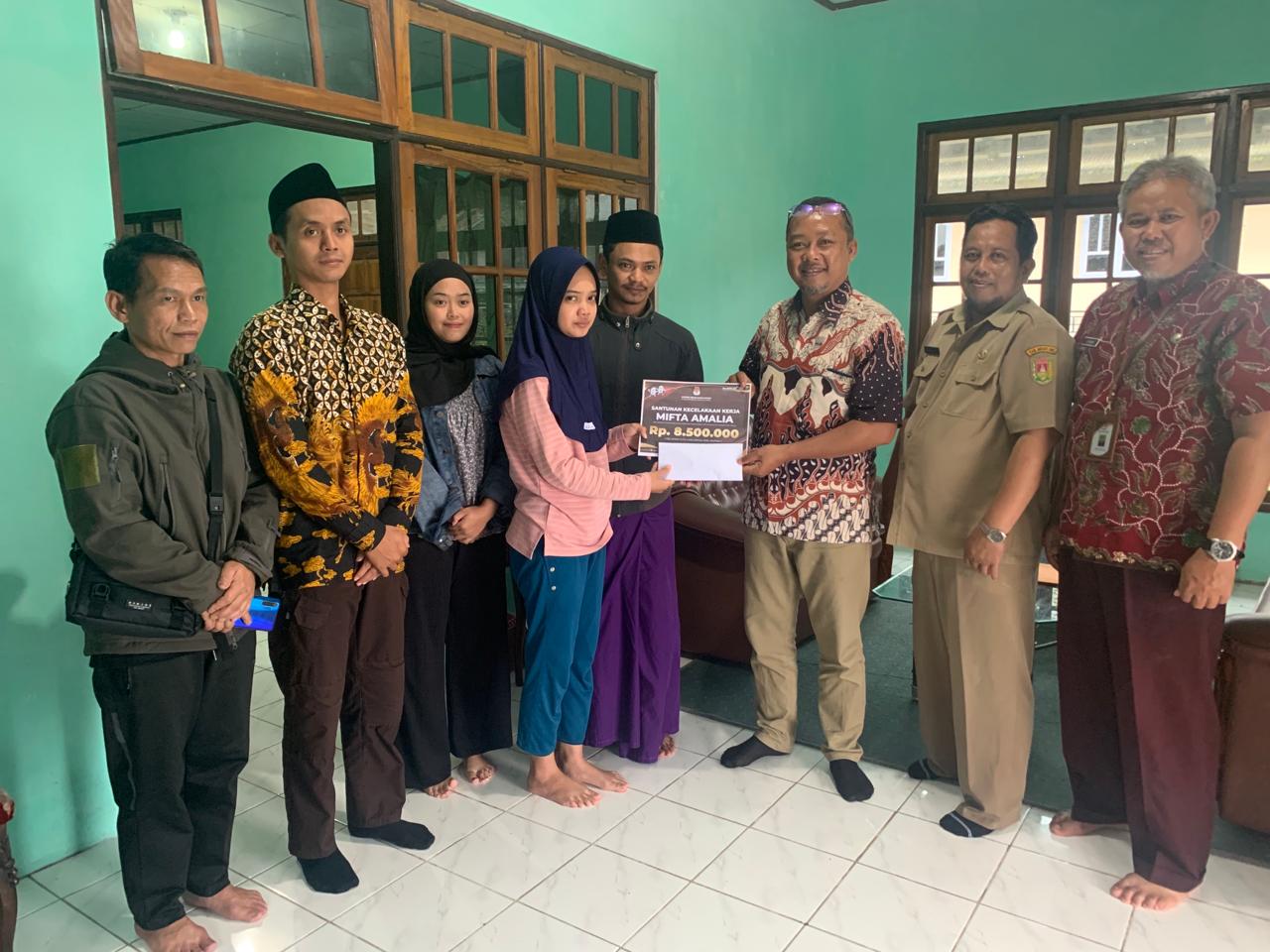 SIMBOLIS: Komisioner KPU Kabupaten Magelang mengunjungi dan memberikan santunan anggota KPPS yang sakit usai pemilu.