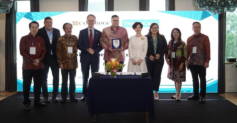 Acara penting ini, Upacara Penandatanganan: Kerja Sama Cambridge dengan TeachCast disaksikan oleh His Majesty&rsquo;s Ambassador, Dominic Jermey, The British Ambassador to Indonesia and Timor-Leste&rdquo;