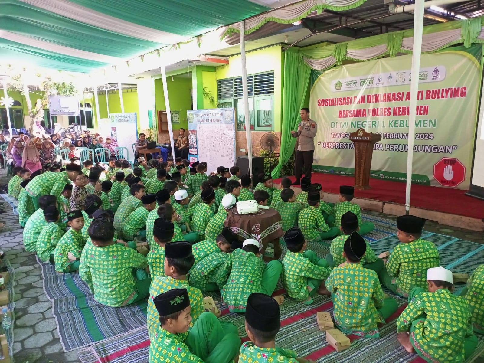 LANGKAH ANTISIPASI : KBO Satbinmas Polres Kebumen Ipda Supono memberikan edukasi kepada siswa MIN 1 Kebumen tebtang bahaya aksi perundungan.
