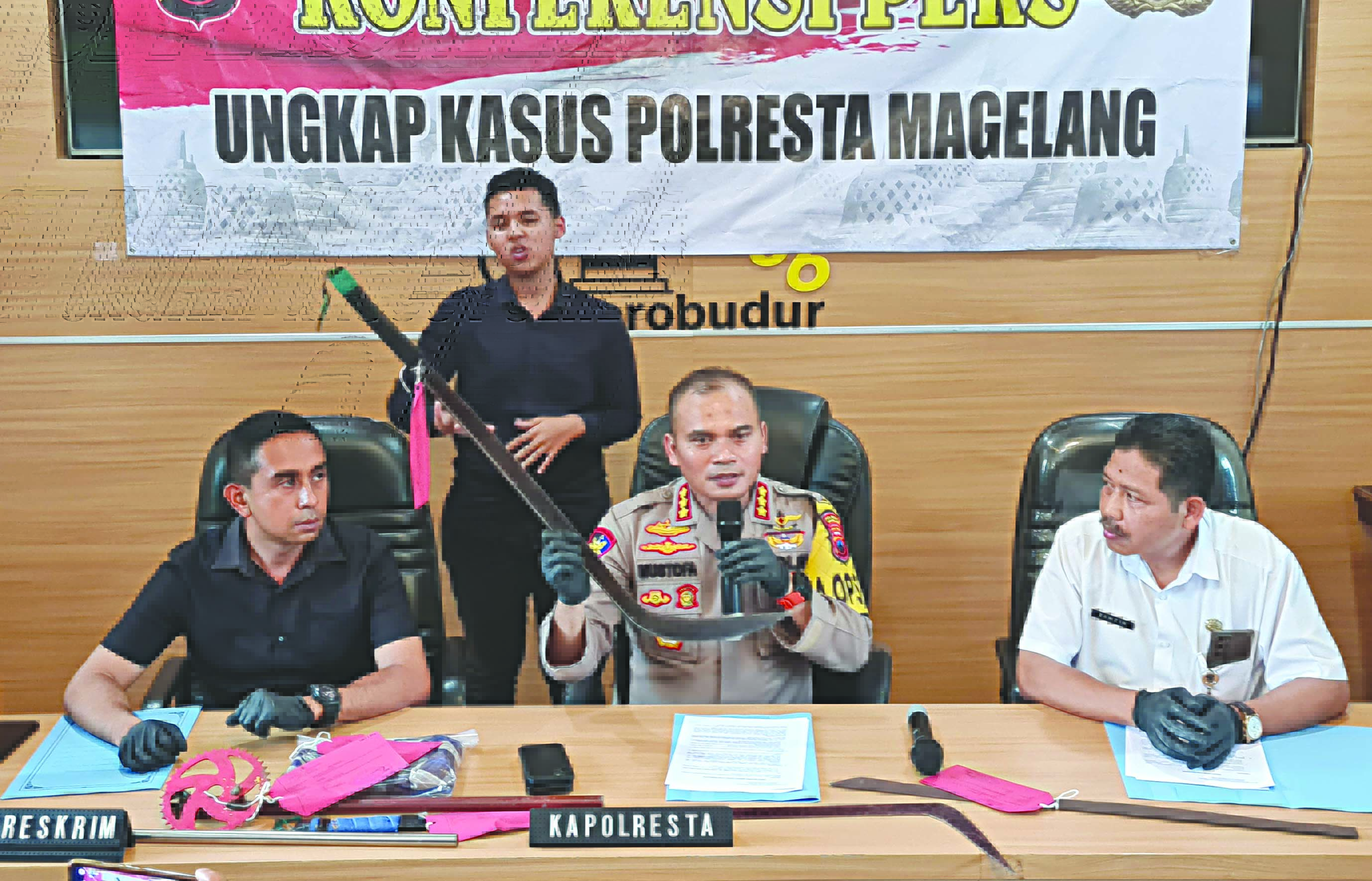 BAWA SAJAM: Kapolresta Magelang (tengah) didampingi kasat reskrim dan perwakilan Disdikbud Kabupaten Magelang saat memperlihatkan beberapa sajam.