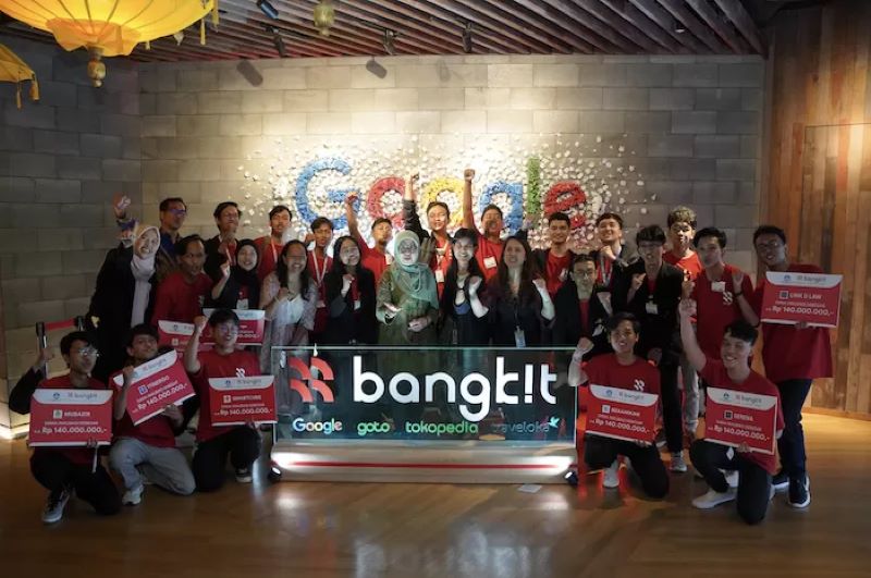 Foto bersama alumni Bangkit dan penerima dana inkubasi.