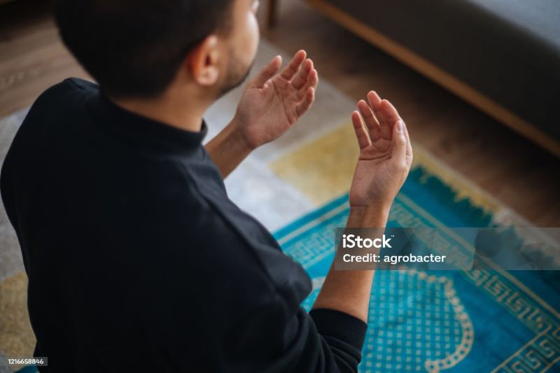 Illustrasi niat dan doa salat istikharah.