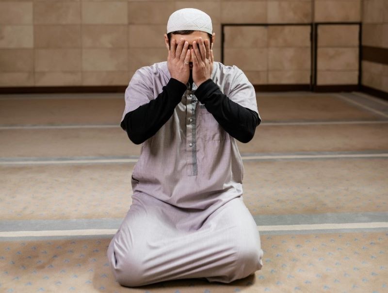 Illustrasi umat muslim melakukan Salat Istikharah. BerikutkKeutamaan dan manfaat Salat Istikharah.