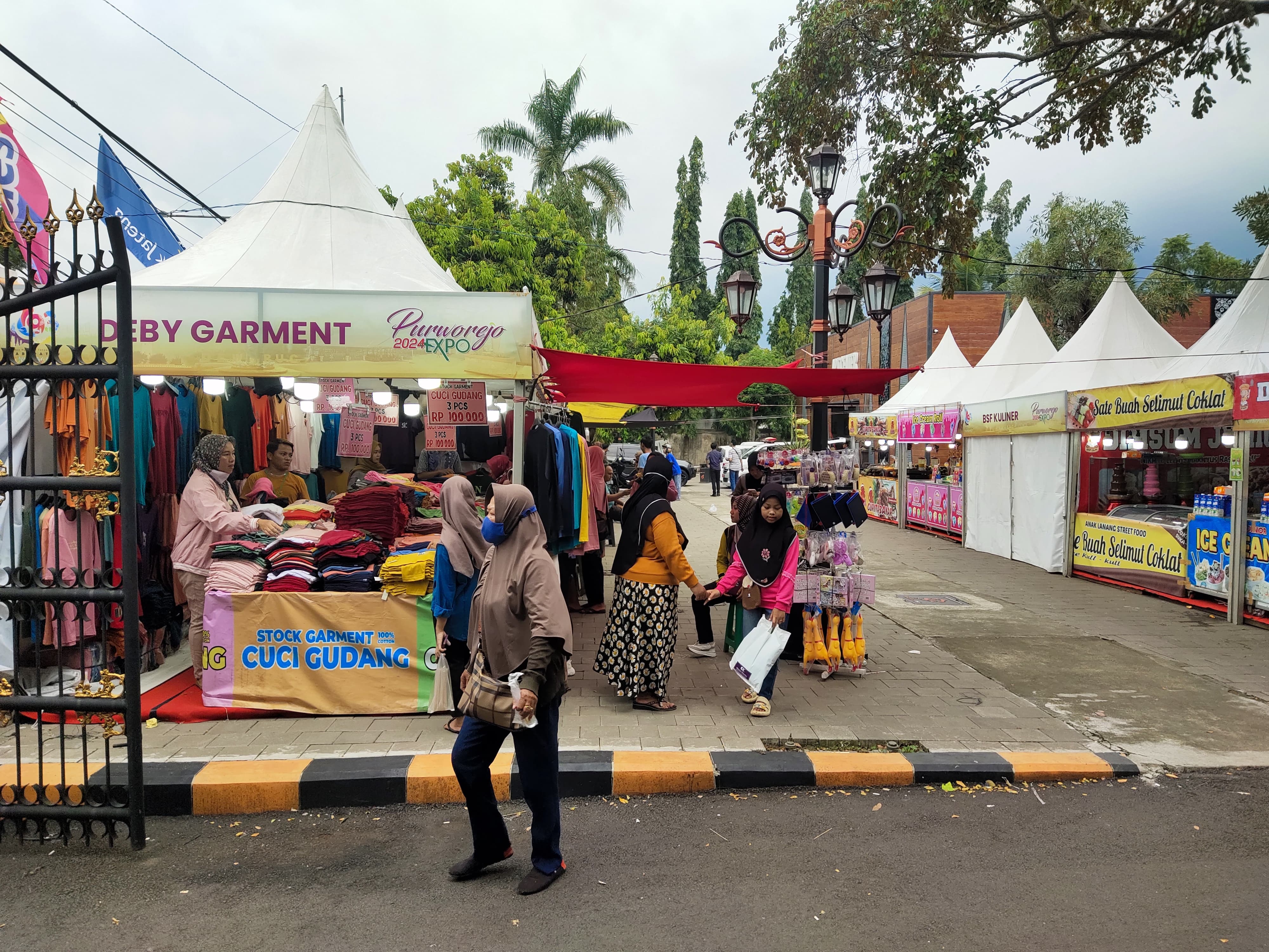 Pengunjung Purworejo Expo 2024 saat berkunjung dan menyaksikan stand yang dipamerkan mulai dari ekraf hingga kuliner, Jumat (1/3).