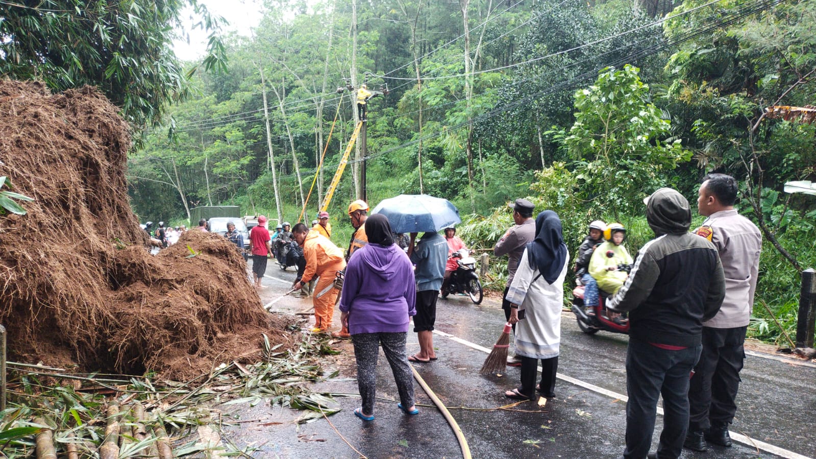 PEMBERSIHAN: BPBD bersama relawan tengah membersihkan sisa material longsoran di Dusun Kaliangkrik I, Kaliangkrik, Jumat sore (1/3/2024).
