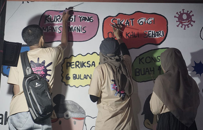 KOMPAK: Relawan Tembok Pedia Kebumen menyalurkan ekspresi melalui gambar pada media tembok.