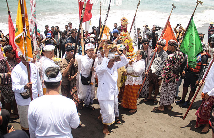 KHUSYUK: Umat Hindu mengikuti prosesi upacara Melasti di Pantai Parangkusumo, Bantul kemarin (3/3). Upacara yang bertujuan menyucikan diri serta alam ini
