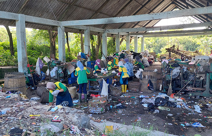 DIOLAH: Proses pemilahan sampah yang berlangsung di TPA Banyuroto.