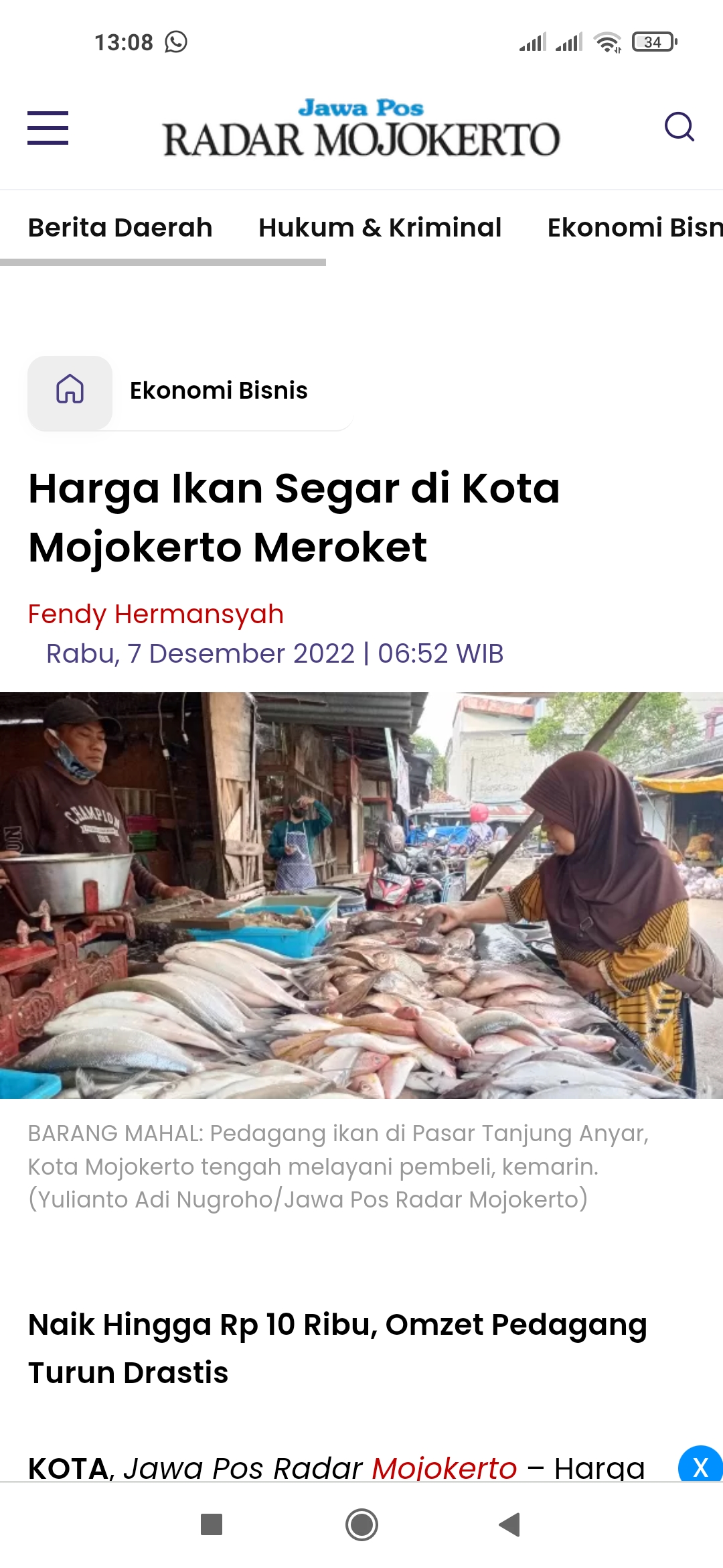 SEGAR: Pedagang ikan di Pasar Tanjung Anyar, Kota Mojokerto tengah melayani pembeli.