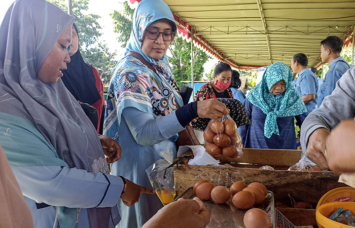 DIMINATI: Pemkab Bantul menggalar pasar murah bahan pokok di Lapangan Karangtalun, Imogiri, Bantul kemarin (5/3).
