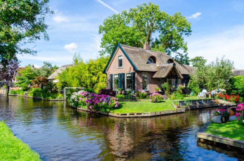 Giethoorn, merupakan pedesaan unik kota tanpa jalan di Belanda yang menjadi daya tarik wisata tersendiri.