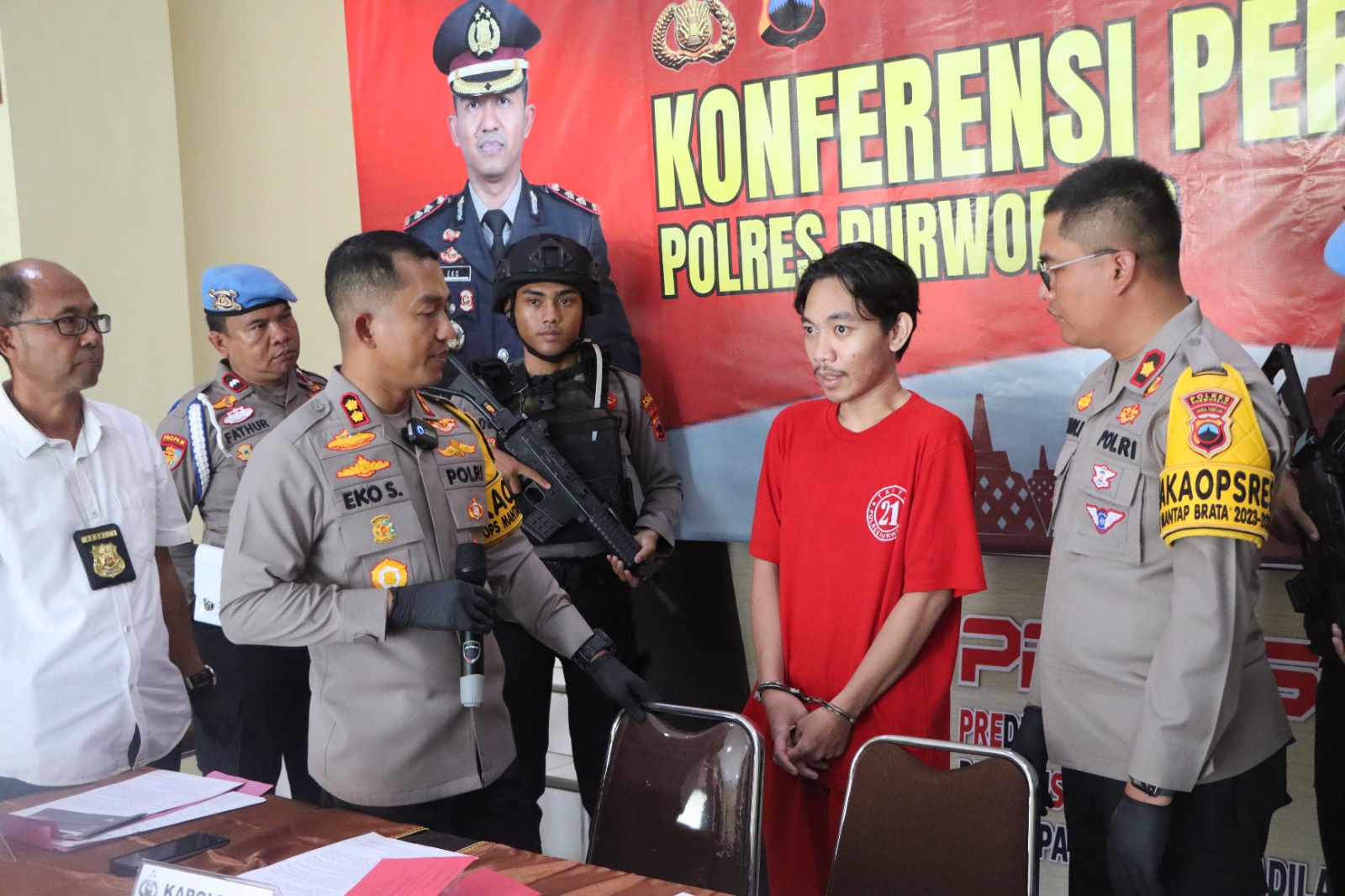 Tersangka VECS, 28, dihadirkan dalam konferensi pers yang digelar Polres Purworejo, Rabu (6/3). Tersangka terancam hukuman minimal lima tahun karena menyalahgunakan narkoba.