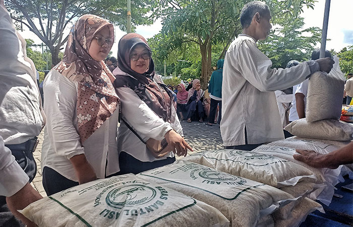 ANTUSIAS: Warga saat membeli produk beras asli Bantul dalam Gerakan Pangan Murah di Kompleks Pemda II Manding, Bantul kemarin (6/3).