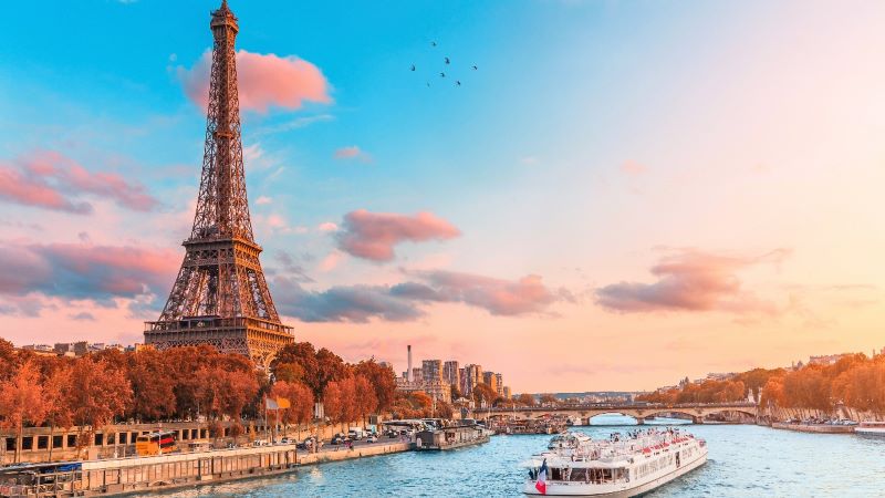 Keindahan Kota Paris di kawasan Menara Eiffel.