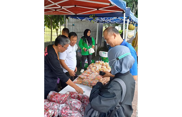 DIMINATI: Suasana gelar pasar murah komoditas cabai yang dilaksanakan oleh DP3 Sleman di Lapangan Pemda Sleman kemarin (8/3).