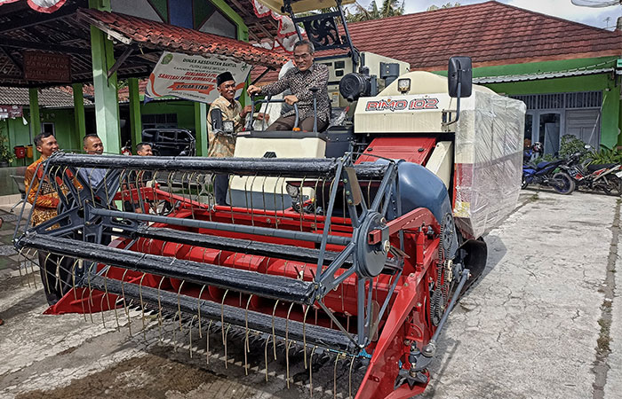 BERI DUKUNGAN: Bupati Bantul Abdul Halim Muslih saat melakukan simbolisasi penyerahan bantuan combine harvester kepada gapoktan di Kantor Kalurahan Sriharjo, Imogiri,