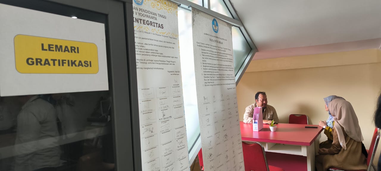 Lemari Gratifikasi yang berada di kantor LLDIKTI Wilayah V