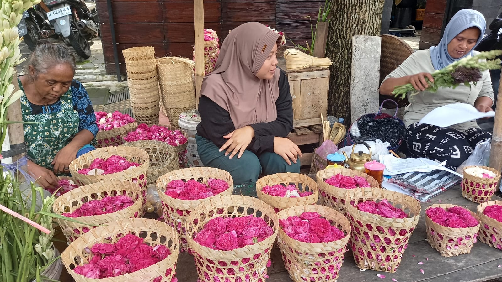 PERMINTAAN NAIK: Menjelang Ramadan, harga bunga mawar tabur di pasaran naik. Tapi, hal itu bukan menjadi masalah bagi pembeli.