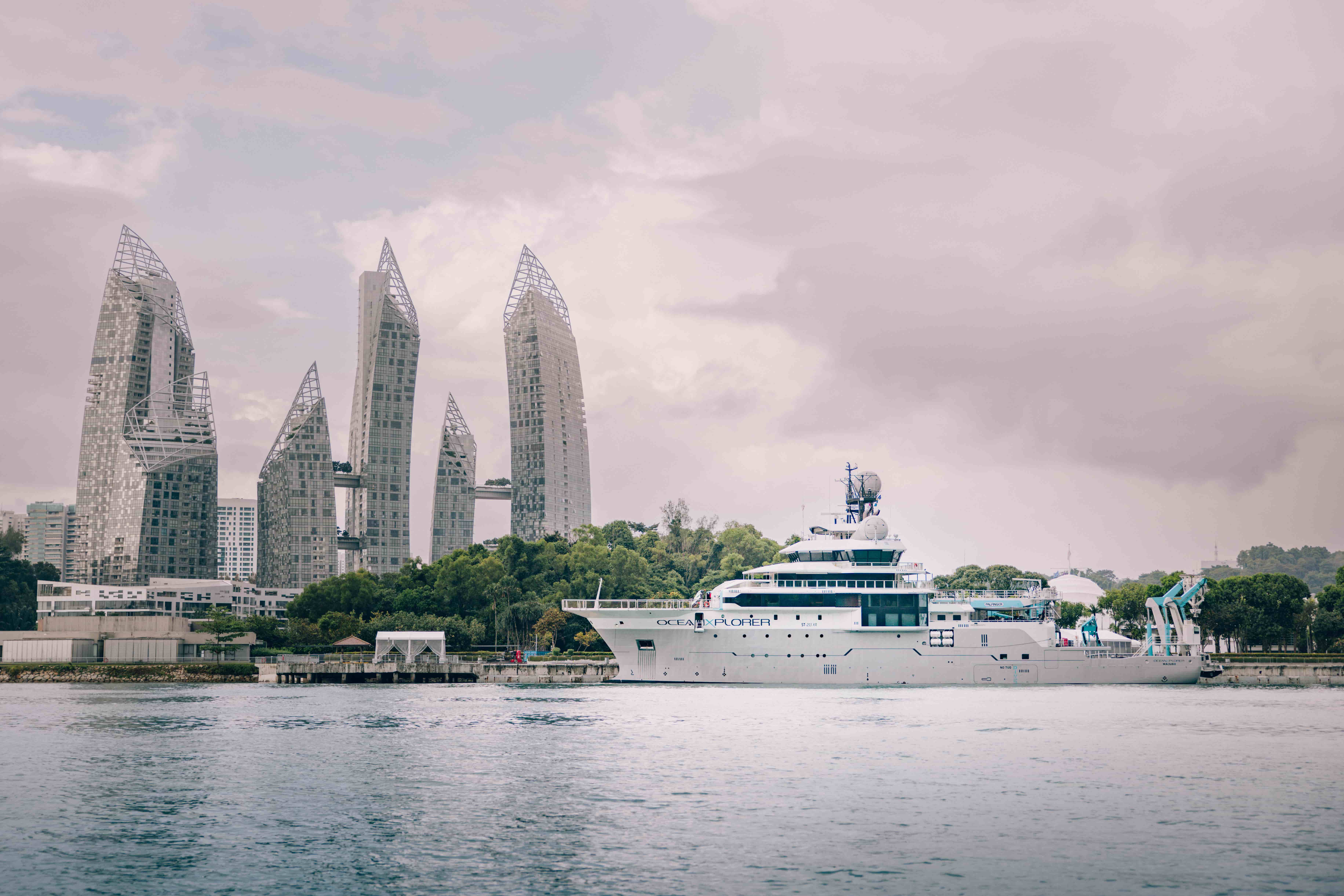 OceanXplorer sedang berlabuh di Marina Keppel Bay, Singapura.