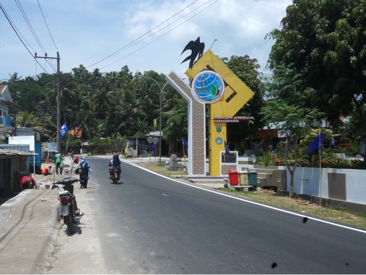 MULUS : Kendaraan melintas di jalan yang baru selesai perbaikan oleh Pemkab Kebumen.