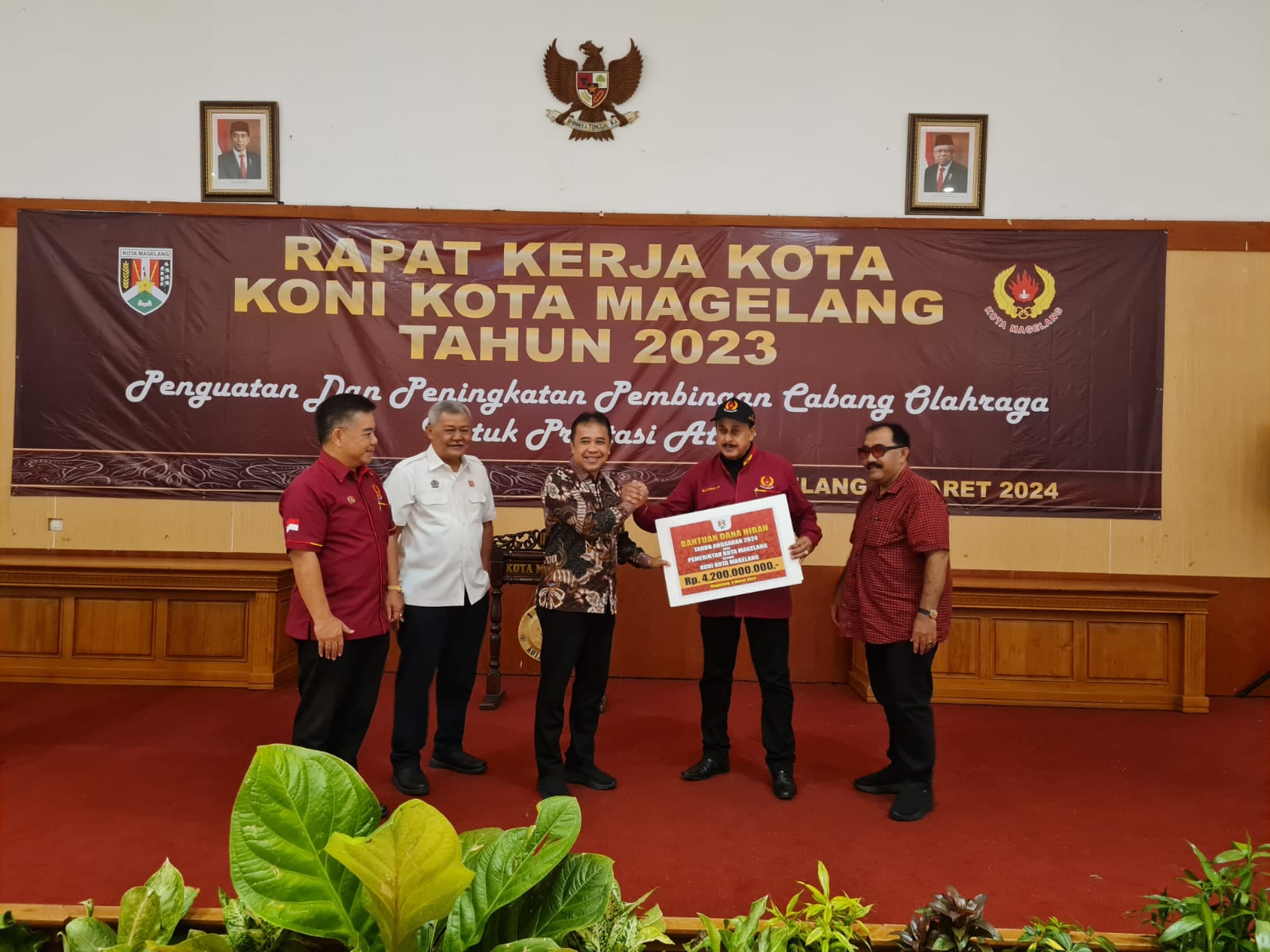 &nbsp;  SIMBOLIS: Kepala Disporapar Kota Magelang saat menyerahkan anggaran hibah untuk KONI Kota Magelang di Gedung Wanita, Sabtu lalu.  &nbsp;