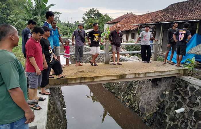 PENGECEKAN: Warga Padukuhan Banyakan 3, Kalurahan Sitimulyo, Piyungan, Bantul saat melakukan pengecekan terhadap pipa lindi TPA Piyungan yang bocor Senin (11/3).