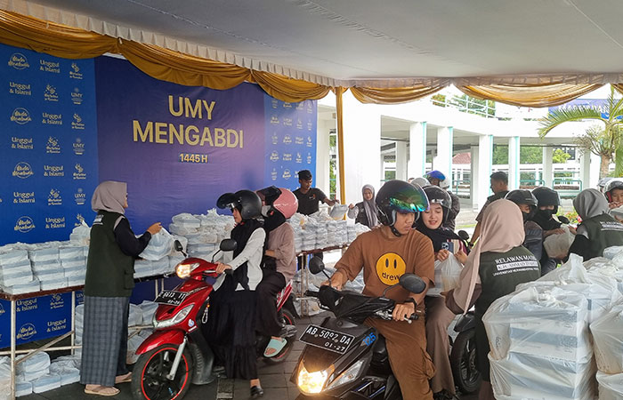 ANTUSIAS: Mahasiswa UMY saat mengantri takjil di lingkungan kampus kemarin (12/3). Selama Ramadan, UMY membagikan 5.000 takjil setiap harinya kepada para mahasiswa.