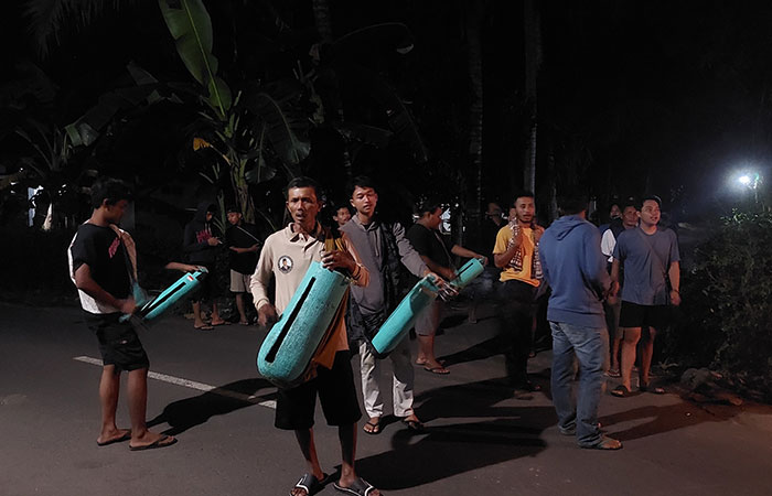 SEMANGAT: Rombongan pemuda di Padukuhan Bendungan Lor, Bendungan, Wates saat memainkan tek-tokan untuk membangunkan orang untuk sahur kemarin (12/3).