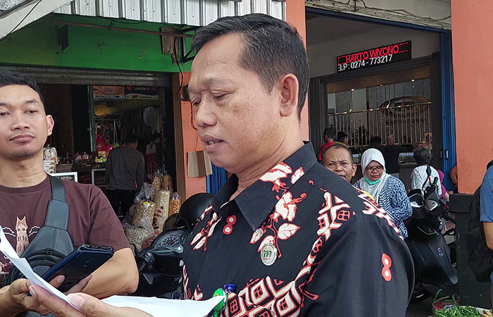 TURUN LANGSUNG: Kepala Disdagin Kulon Progo Sudarna saat pengecekan harga kebutuhan pokok di Pasar Wates.