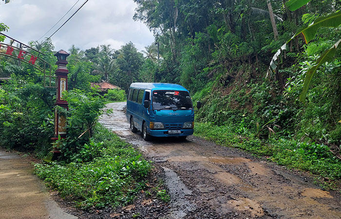 salah satu jalan kabupaten di Kulon Progo yang mengalami kerusakan berupa jalan berlubang.