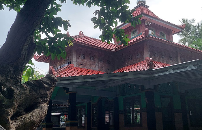 Tepat di depan Masjid Al-Hidayah terdapat pohon jambu klampok yang sudah berusia lebih dari 100 tahun.