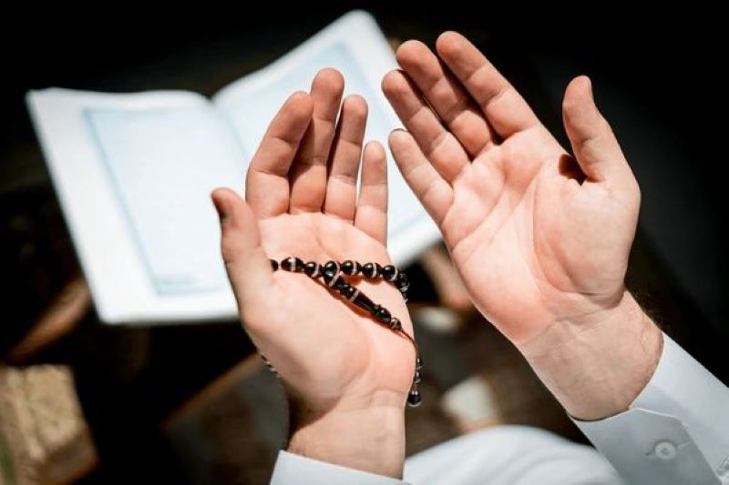 Illustrasi membaca istigfar dan doa setelah salat taubat.