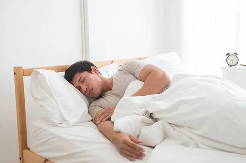 Illustrasi seorang pria sedang tidur.