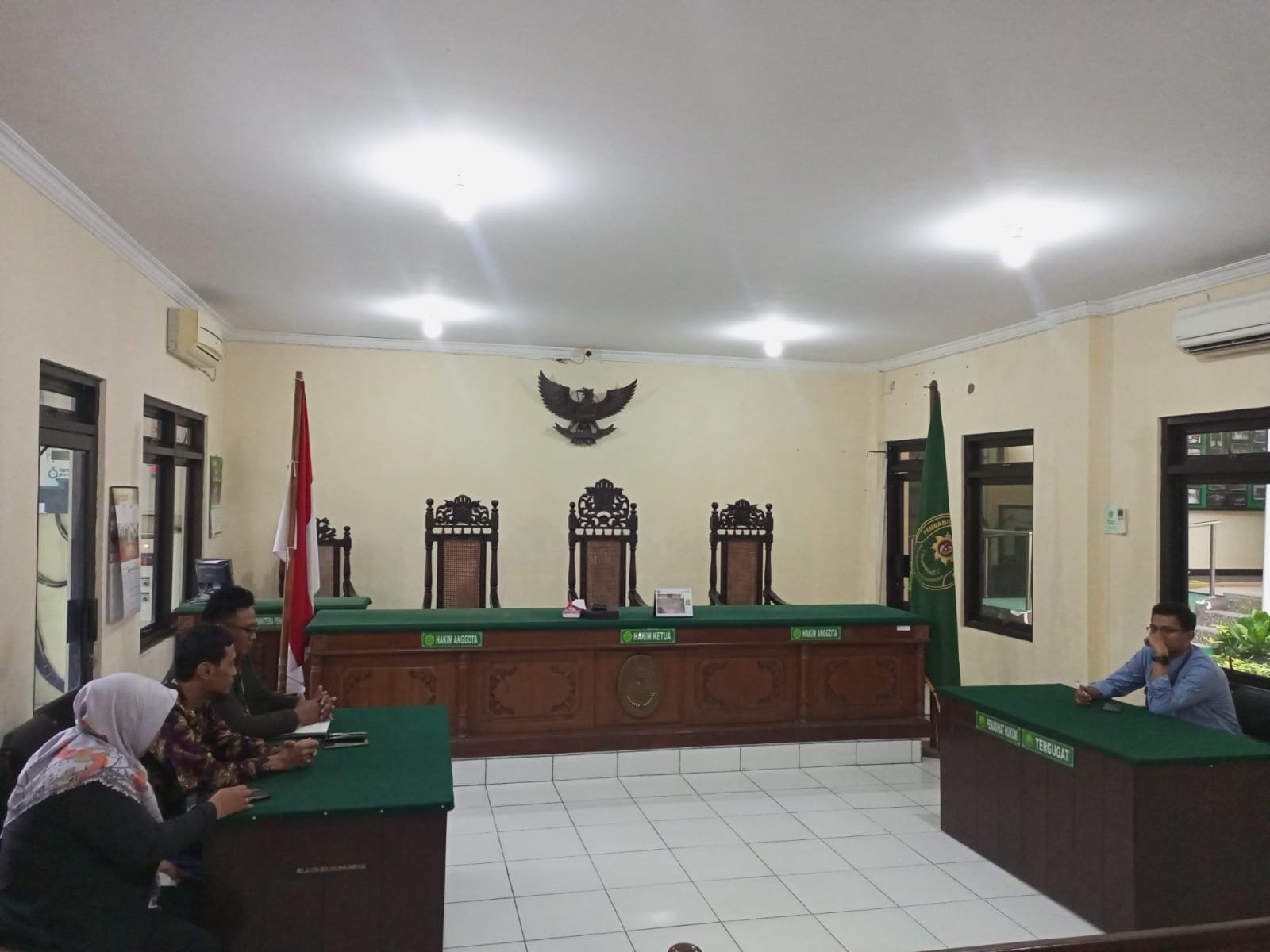 GUGATAN : Sidang gugatan praperadilan atas kasus mafia pupuk berlangsung di Ruang Sidang Candra Pengadilan Negeri Kebumen, kemarin.