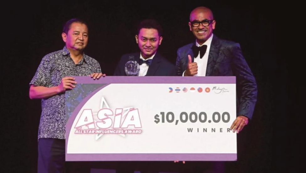 Ahieb Reborn yang mendapatkan tiga penghargaan berturut - turut di tahun yang sama.