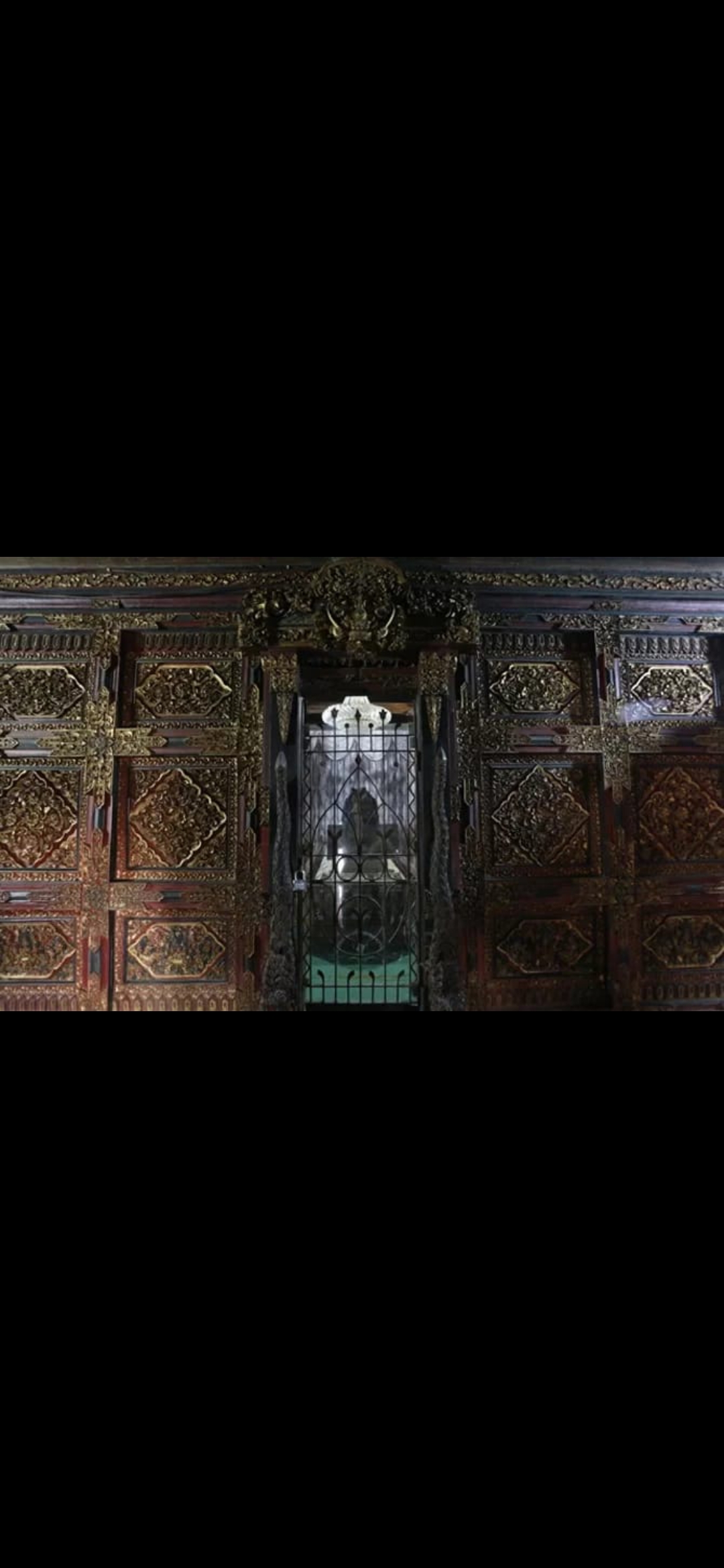 SAKRAL: Pintu masuk makam Sunan Giri yang dihiasi ukiran Jawa.