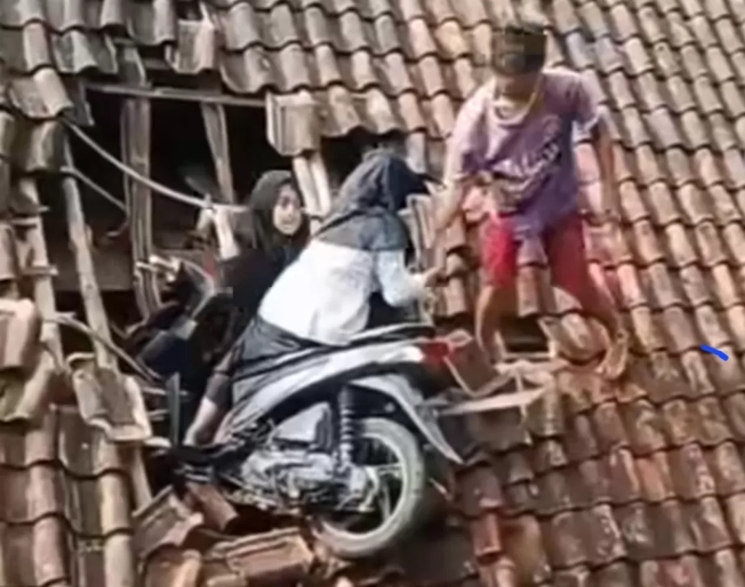 Beredarnya dari rekaman video yang viral di sosial media dikarenakan tiga bocah SD yang mengendarai motornya nyungsep di rumah warga.