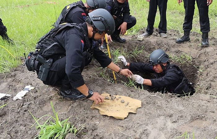 EVAKUASI: Tim Penjinak Bom (Jibom) Gegana Satuan Brimob Polda DIJ saat memusnahkan sebuah granat aktif peninggalan Perang Dunia II di bulak sawah Padukuhan Sabrang, Kaluraha