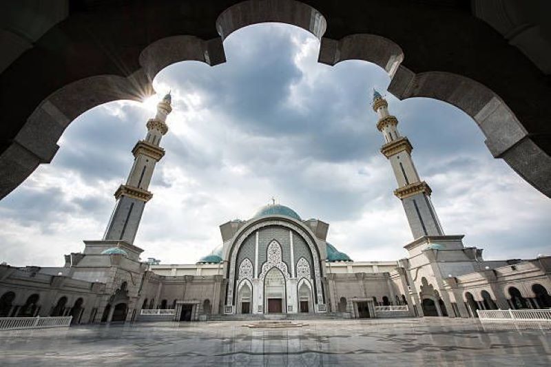 Ilustrasi doa masuk dan keluar masjid.