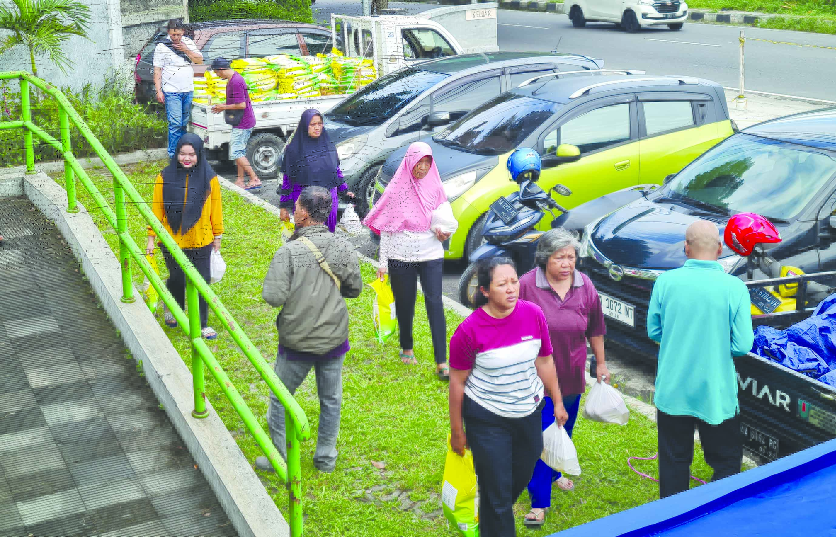 PASAR MURAH:&nbsp; Warga antusias mendatangi KUKM Center untuk mendapatkan bahan pokok dengan harga murah.&nbsp;(NAILA NIHAYAH/RADAR JOGJA)