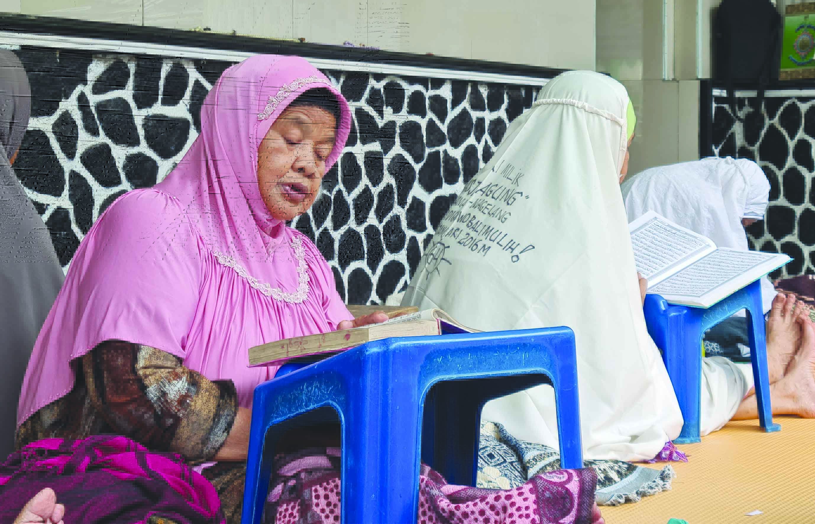 TEKUN: Beberapa lansia tampak khidmat membaca setiap ayat Al quran. Saban Ramadhan, mereka nyantri di Ponpes Sepuh Payaman. (NAILA NIHAYAH/RADAR JOGJA)