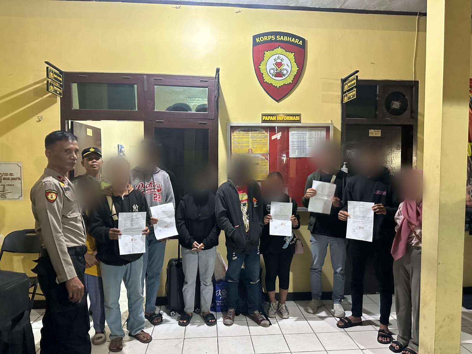 RUTIN PATROLI : Polisi menggelar razia ke sejumlah hotel di wilayah Kebumen. Hasilnya empat pasangan kumpul kebo ditemukan sedang berada di dalam kamar hotel. (Dokumentasi Polres Kebumen)