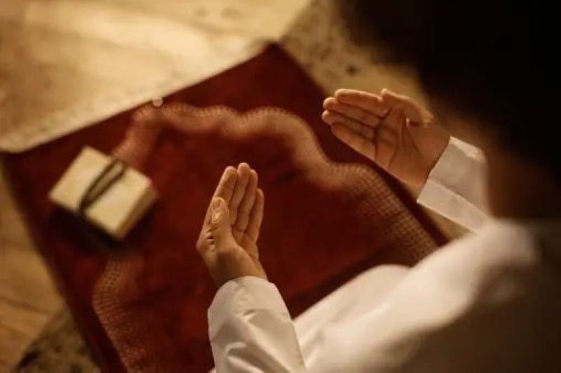 Illustrasi doa setelah salat Tarawih.