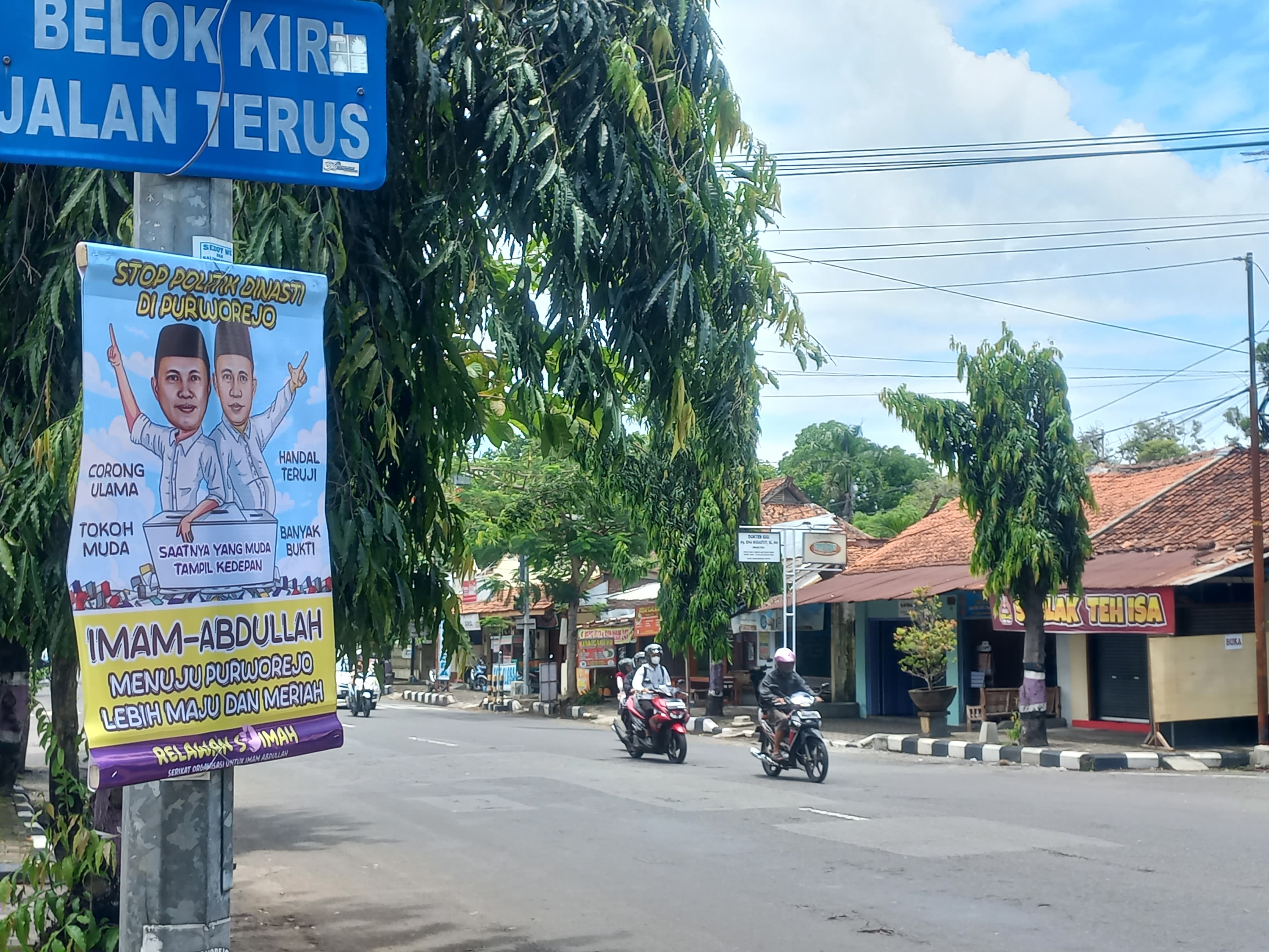 Banner Imam-Abdullah terpasang di sejumlah ruas jalan Purworejo. Menurut keterangan pada banner, banner itu dipasang oleh relawan Soimah (